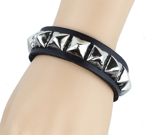 BR  1 row pyramid stud blk